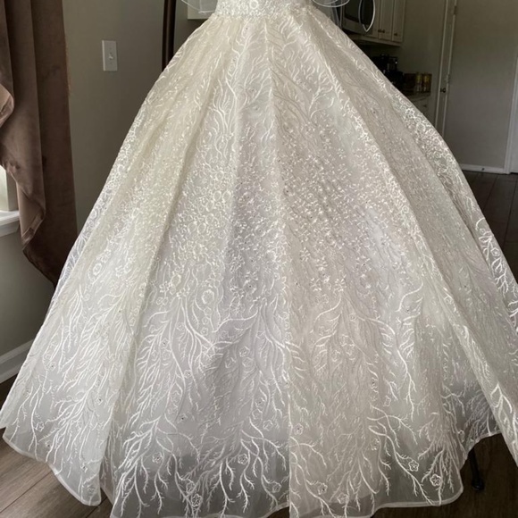 Wedding gown - Picture 3 of 4